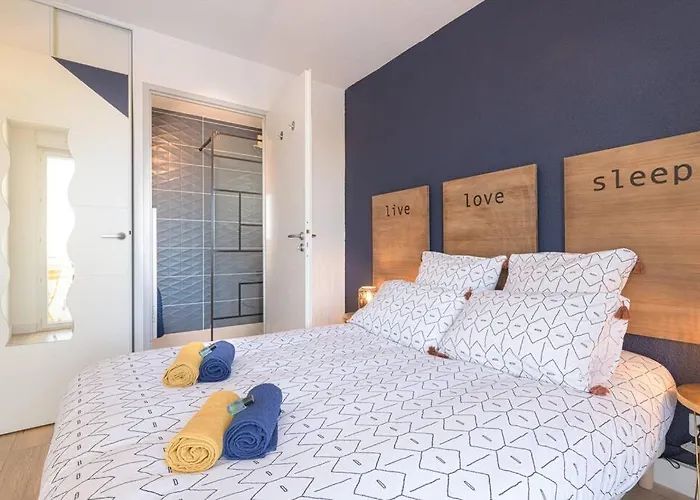 Le Bleu Nuit Piscine Parking Netflix Cafe